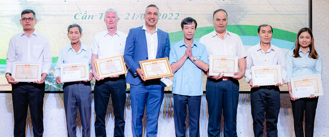 Award presentation for four cooperative representatives